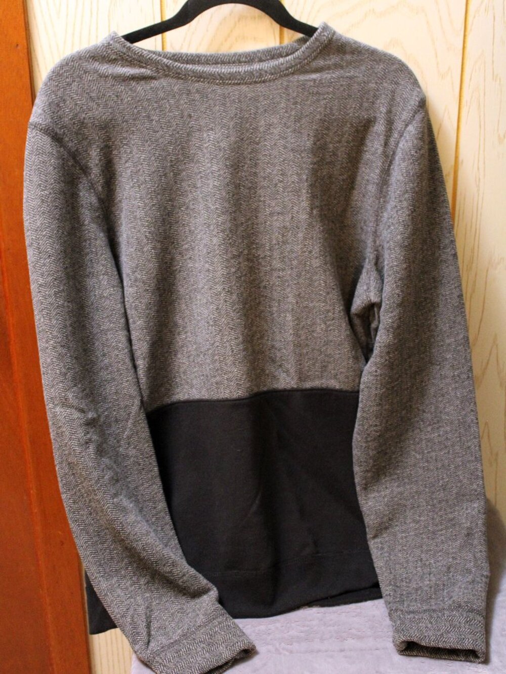 Hollister Men's Size Large Pull-Over Sweater - Like New